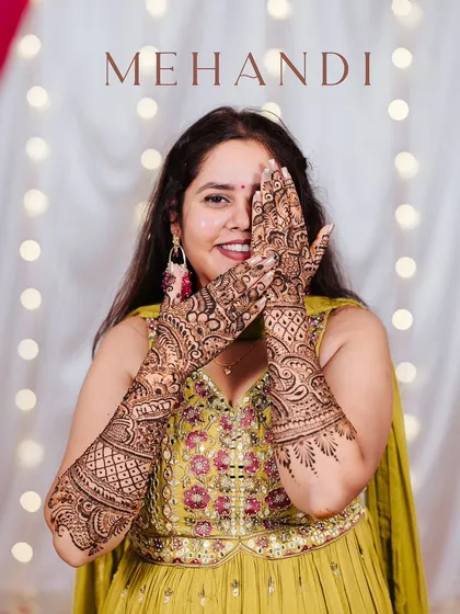 The details matter. A close up of the bride's intricate mehandi design is a perfect example of how I focus on the small elements that make your wedding story complete.
