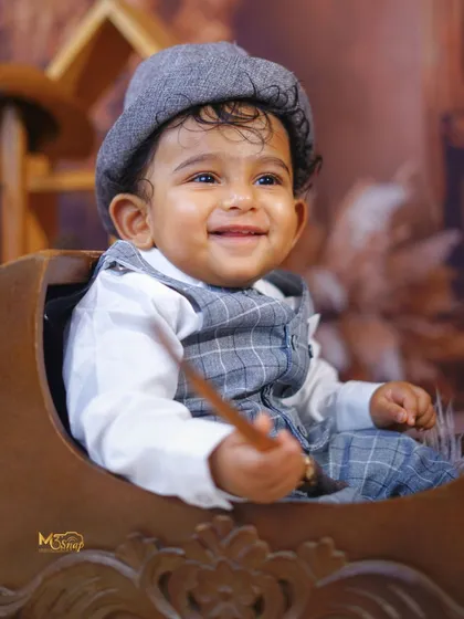 Look at that smile. Sitter sessions are so much fun, capturing that moment when your baby's personality really starts to shine. I have so many vintage and playful props to make these shoots special.